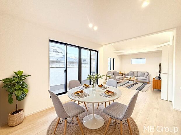 ご家族の賑やかな話し声で包まれる明るいリビング  ※家具はCGです