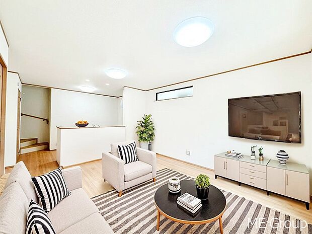 ご家族の賑やかな話し声で包まれる明るいリビング  ※家具はCGです　