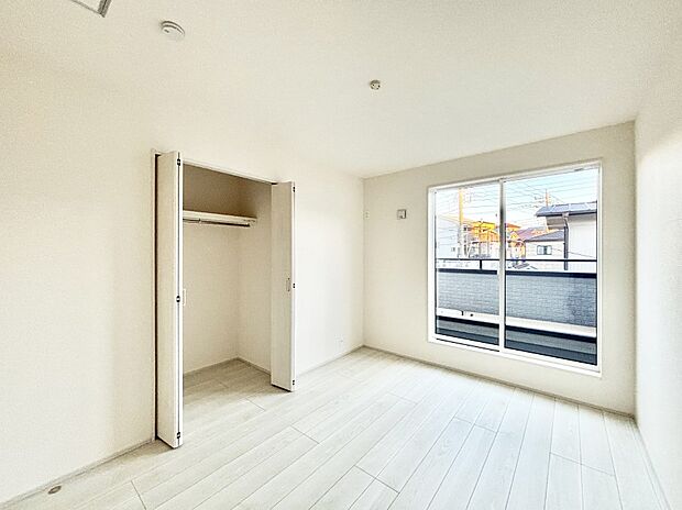 バルコニーが開放感をプラスしてくれる洋室