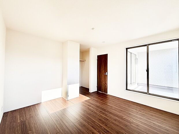 バルコニーが開放感をプラスしてくれる洋室