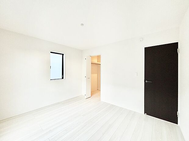 ウォークインクローゼットがあるお部屋！季節ごとの入れ替えも不要で便利です。 