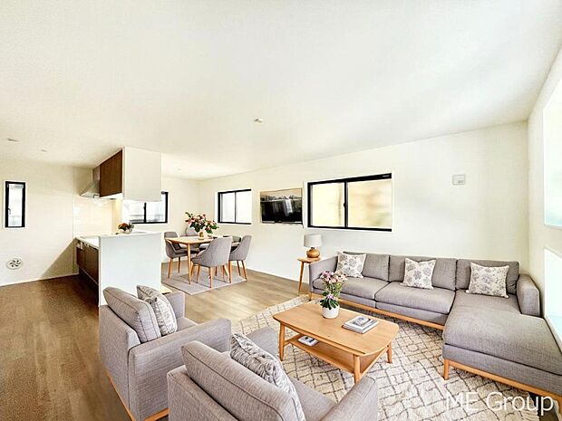 家族の和やかな会話が聞こえてきそう。開放感のあるリビングです※家具はCGです  