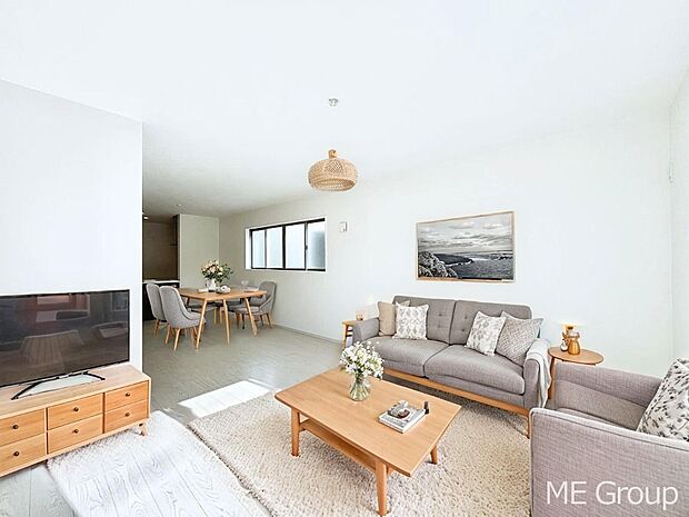 ご家族の賑やかな話し声で包まれる明るいリビング  ※家具はCGです