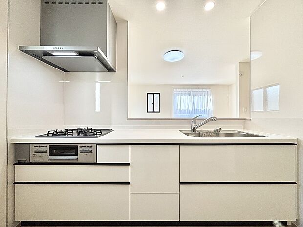 リビングを見渡せる人気のカウンターキッチン。 家族を見守りながら家事をすることができます。