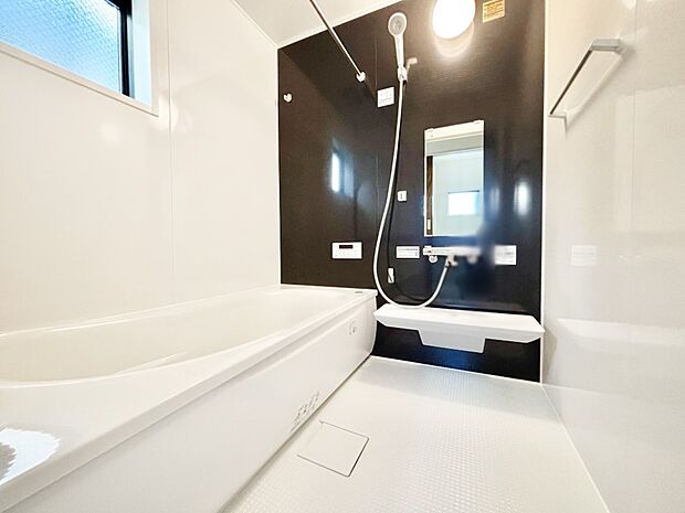 一日の疲れを癒してくれる明るい清潔感のあるバスルーム