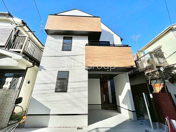 洗練された外観、上質な住空間が広がる室内は永く安心して過ごせる住居です。 　