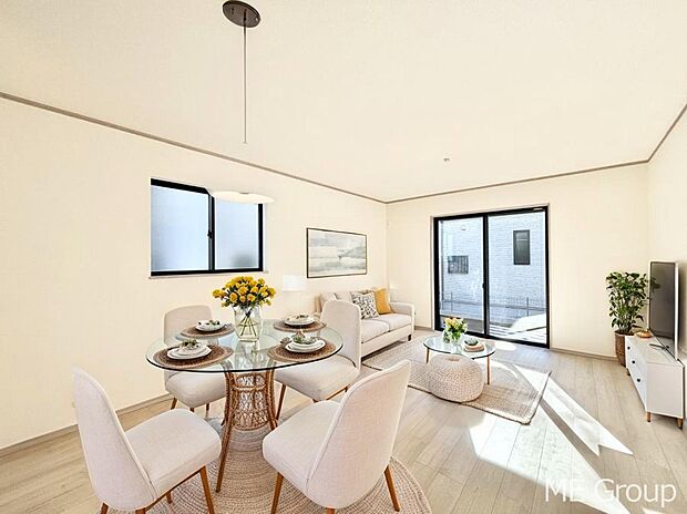 ご家族の賑やかな話し声で包まれる明るいリビング  ※家具はCGです