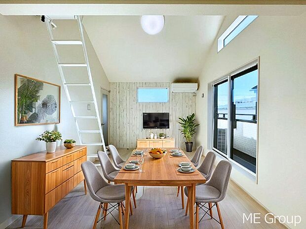 ご家族の賑やかな話し声で包まれる明るいリビング  ※家具はCGです