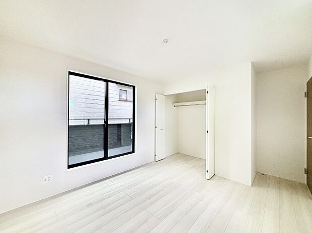 バルコニーが開放感をプラスしてくれる洋室  