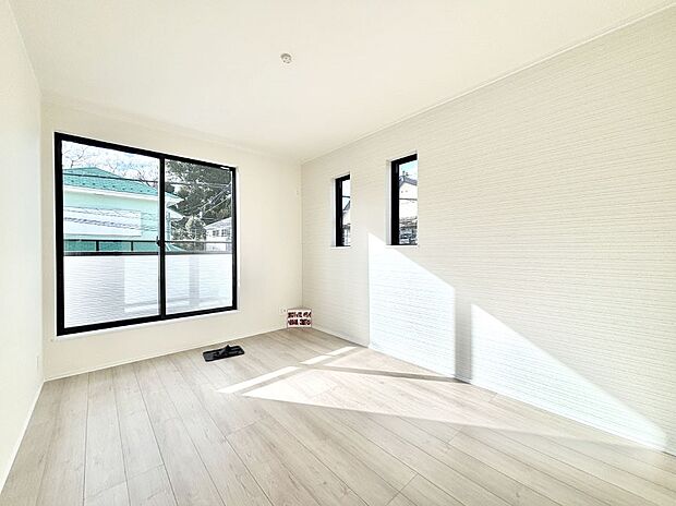 明るいバルコニーサイドに洋室を設置。目覚めの良い寝室に。 