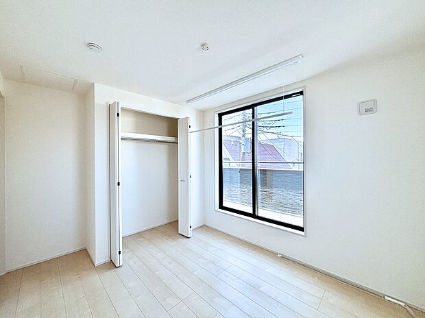 バルコニーが開放感をプラスしてくれる洋室