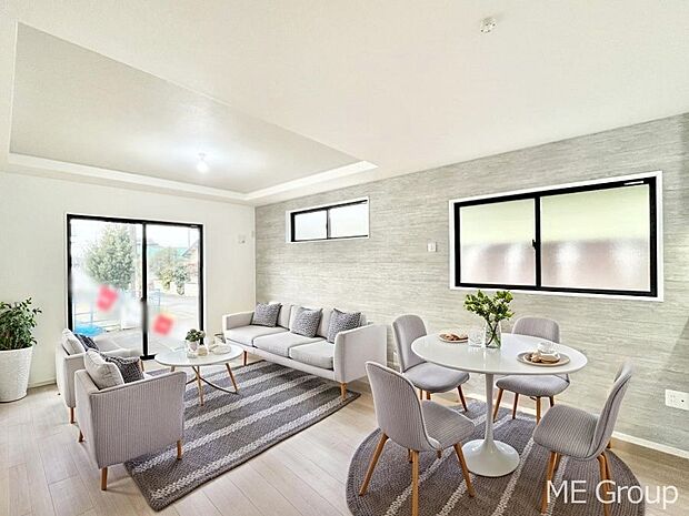 ご家族の賑やかな話し声で包まれる明るいリビング ※家具はCGです