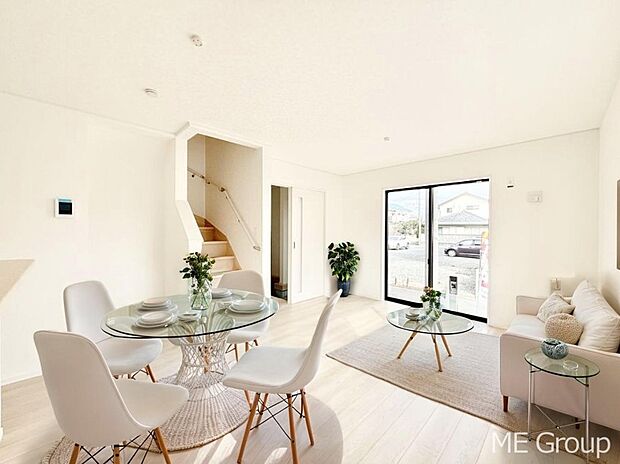 ご家族の賑やかな話し声で包まれる明るいリビング  ※家具はCGです