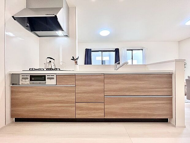 リビングを見渡せる人気のカウンターキッチン。 家族を見守りながら家事をすることができます。