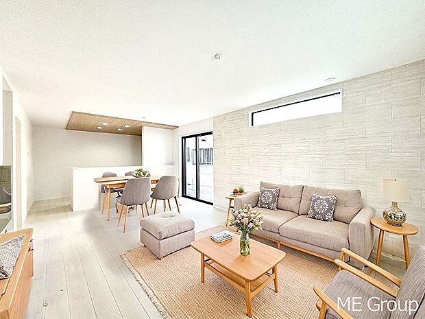 ご家族の賑やかな話し声で包まれる明るいリビング  ※家具はCGです