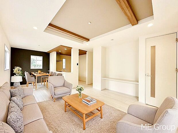 ご家族の賑やかな話し声で包まれる明るいリビング  ※家具はCGです　