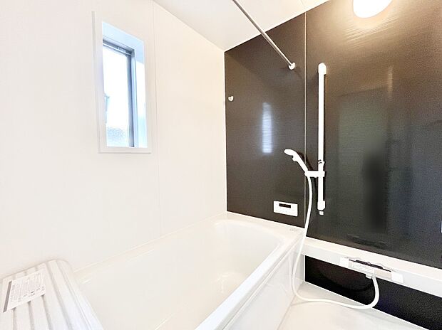 一日の疲れを癒してくれる明るい清潔感のあるバスルーム