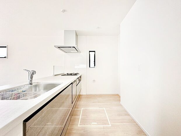 爽やかな風が通り抜けるキッチン。窓があるので明るく換気にも役立ちます。