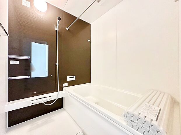 落ち着いた色合いの壁面、ゆっくりゆったり寛げるバスルーム。