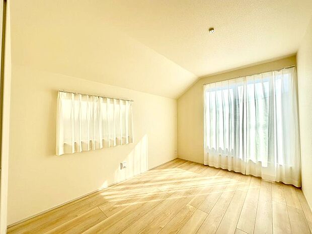 バルコニーが開放感をプラスしてくれる洋室  