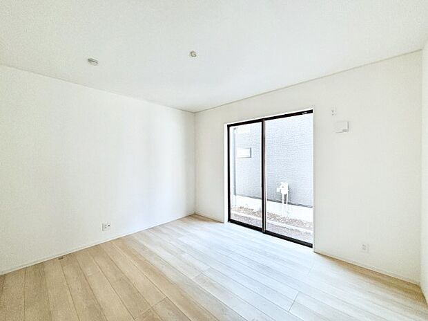 窓からのやさしい光が心地よいプライベートルーム