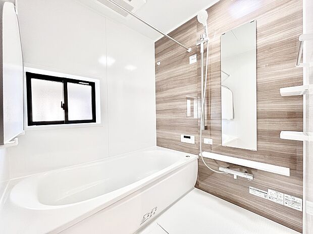 一日の疲れを癒してくれる明るい清潔感のあるバスルーム