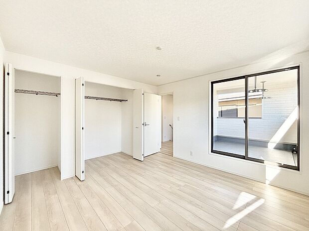 バルコニーが開放感をプラスしてくれる洋室