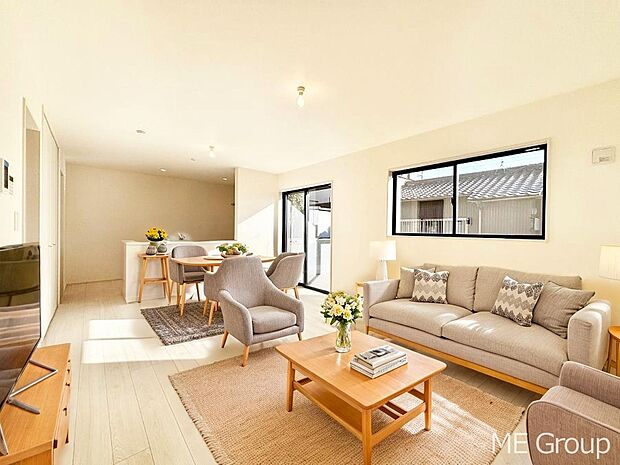 大きな窓からたっぷりの陽光と風を感じられるリビング※家具はCGです