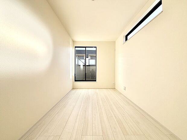 バルコニーが開放感をプラスしてくれる洋室