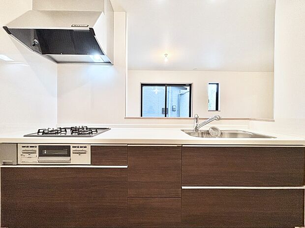 リビングを見渡せる人気のカウンターキッチン。 家族を見守りながら家事をすることができます。