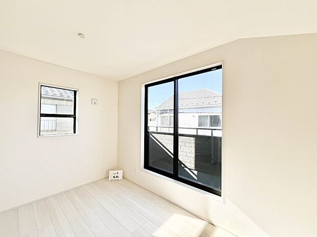 バルコニーが開放感をプラスしてくれる洋室