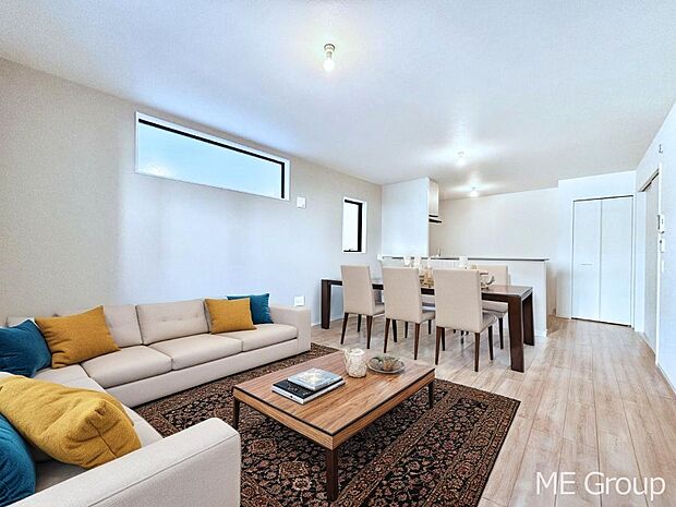 ご家族の賑やかな話し声で包まれる明るいリビング ※家具はCGです