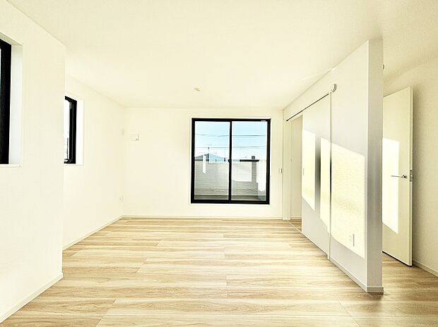 バルコニーが開放感をプラスしてくれる洋室