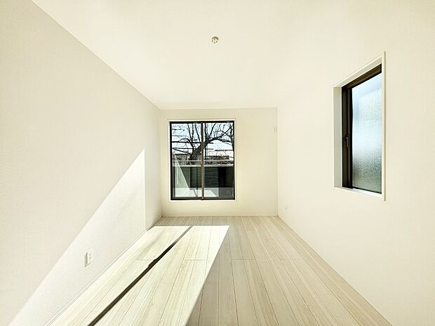 バルコニーが開放感をプラスしてくれる洋室