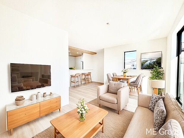 プライバシーも守れる2階リビングは明るく開放感たっぷり　※家具はCGです