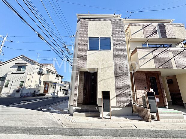 堂々完成!たっぷりの陽光と開放感に包まれる明るい住まい。