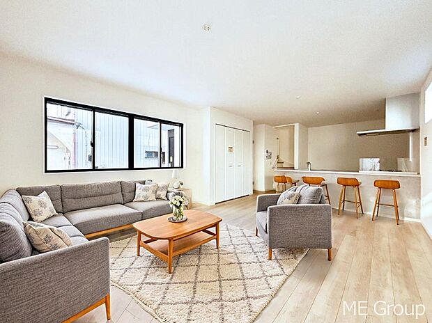 家族の和やかな会話が聞こえてきそう。開放感のあるリビングです。※家具はCGです  