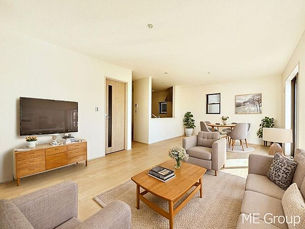 ご家族の賑やかな話し声で包まれる明るいリビング  ※家具はCGです