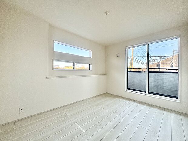 明るいバルコニーサイドに洋室を設置。目覚めの良い寝室に。 