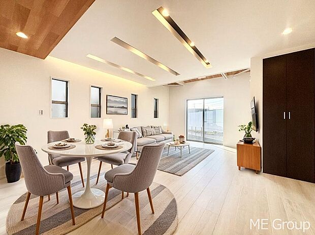 ご家族の賑やかな話し声で包まれる明るいリビング  ※家具はCGです