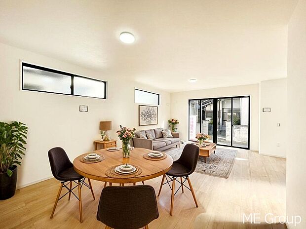 ご家族の賑やかな話し声で包まれる明るいリビング  ※家具はCGです