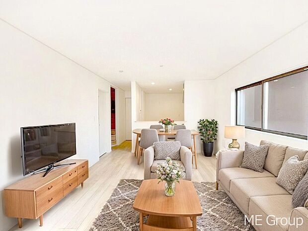 家族の和やかな会話が聞こえてきそう。開放感のあるリビングです。※家具はCGです  