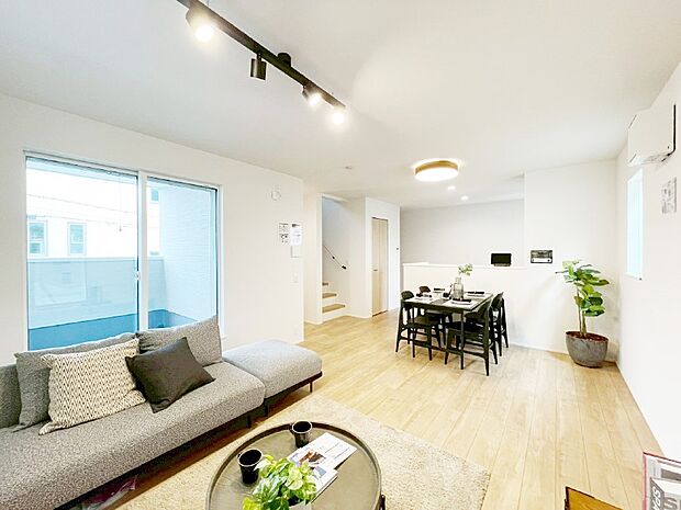 大きな窓からたっぷりの陽光と風を感じられるリビング