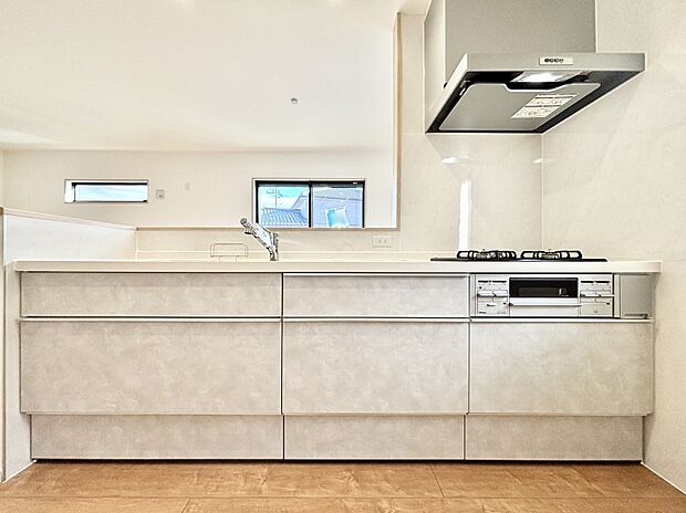 リビングを見渡せる人気のカウンターキッチン。 家族を見守りながら家事をすることができます。