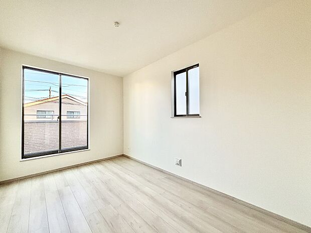 バルコニーが開放感をプラスしてくれる洋室   