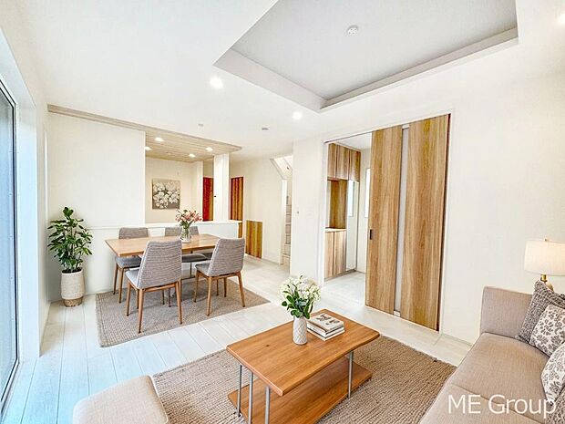 お洒落で開放感のある折り上げ天井を採用したリビング　※家具はCGです