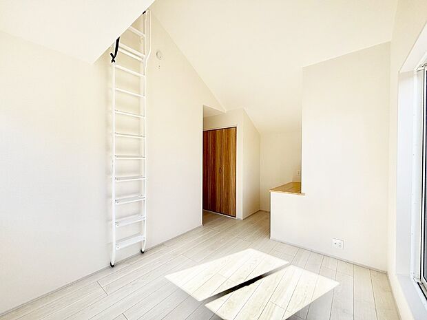 お部屋を有効活用できるロフト付きの洋室！スッキリとした空間で過ごせます。