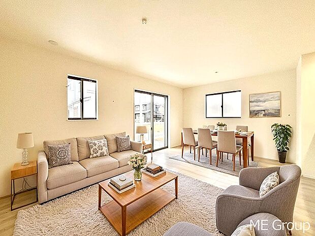 ご家族の賑やかな話し声で包まれる明るいリビング  ※家具はCGです