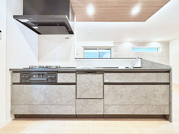 食洗機・浄水器・３ツ口コンロなどデザイン性も機能性も兼ね備えたシステムキッチン！