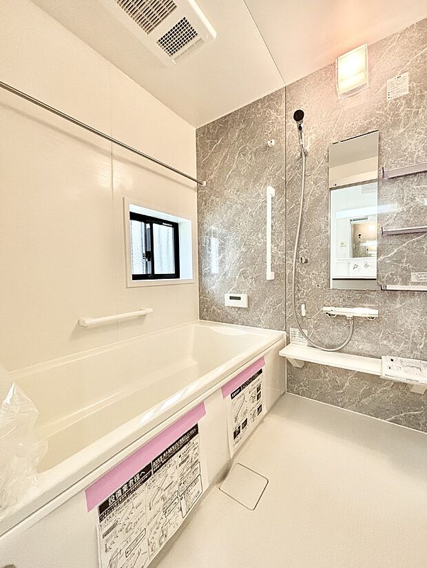 落ち着いた雰囲気でゆっくりお寛ぎいただけるバスルーム